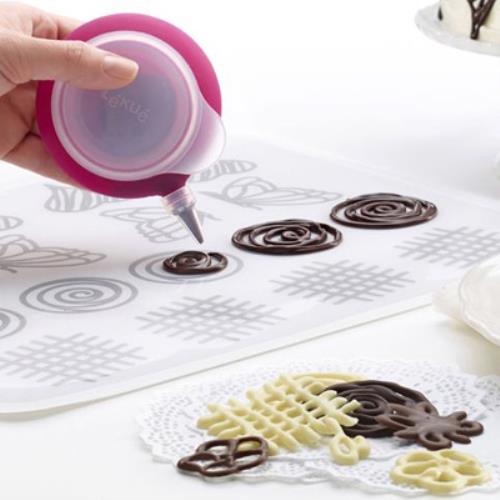 acquista Kit Decomat per Decorare Dolci e Torte con Forme di Cioccolato Lekue
