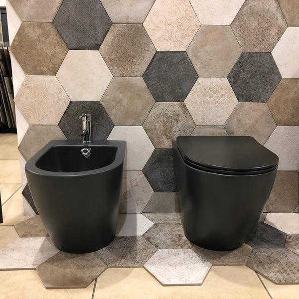 prezzo Coppia di Sanitari WC e Bidet a Terra Filo Muro in Ceramica 56.5x36.5x41 cm Round Nero