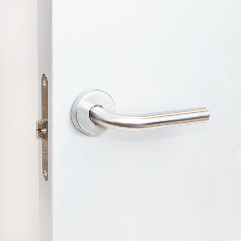 Maniglie per Porta da Interno con Rosetta Ø53 mm Modello L Acciaio Nickel Satinato. Emuca