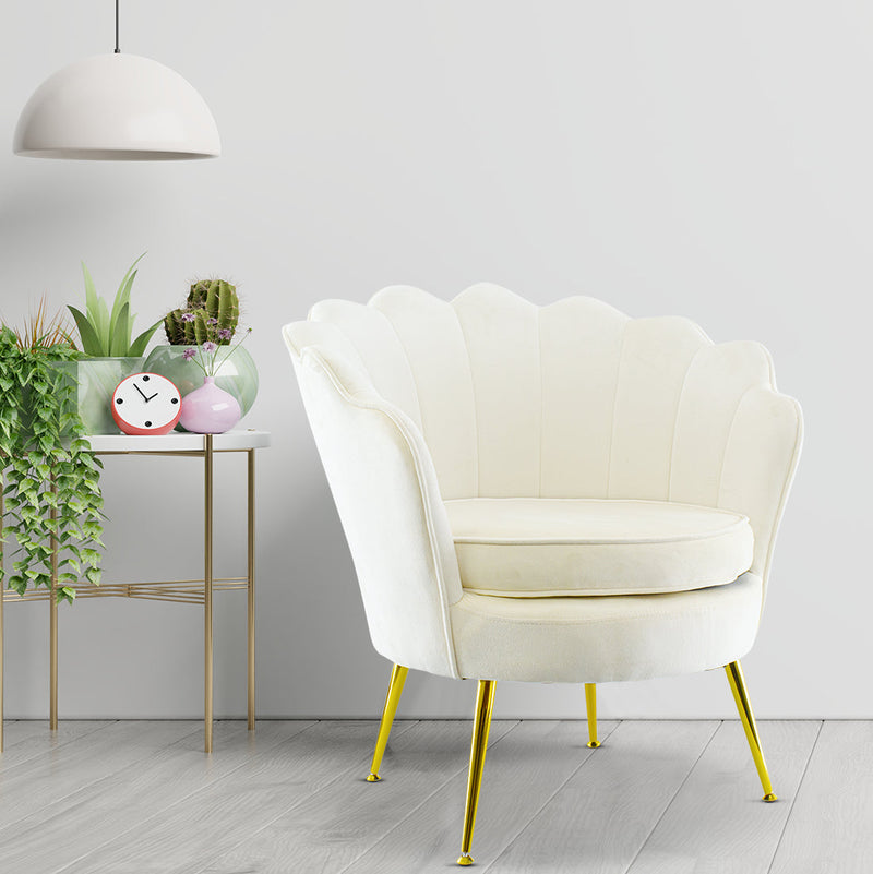Poltrona Imbottita Schienale a Conchiglia in Velluto Piedi Oro Beige