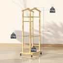 Indossatore Servomuto 4 in 1 a Rotelle 47x33,7x105,5 cm con 2 Aste Vassoio Svuota Tasche e Ripiano per Scarpe in Bambù      