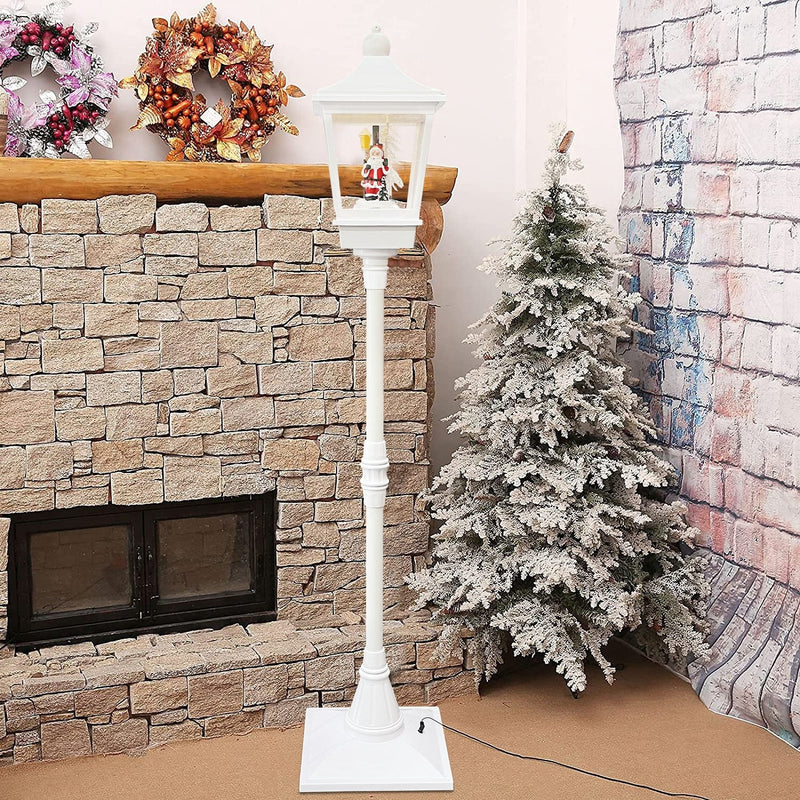 Albero di natale con decorazioni tradizionali e bambole nel salotto di casa Foto stock Albero di natale con decorazioni tradizionali e bambole nel salotto di casa Foto stock