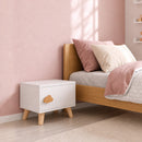 Comodino per Bambini 3-8 Anni 34x31x25 cm con Vano Contenitore Gambe in Pino e Maniglia a Nuvola in Truciolato Bianco      