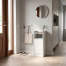 Set di 2 Comodini Camera da Letto 25x30x60 cm con Stazione di Ricarica Armadietto e Ripiano Aperto in Truciolare Bianco      
