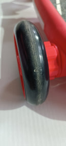 Monopattino Elettrico Deluxe a 3 Ruote 67x32x69 cm Luci LED RGB Casco e Protezioni Incluse Rosso Seconda Scelta