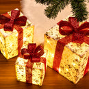 Set 3 Pacchi Regalo Natalizi Luminosi 25-20-15 cm con LED Bianco Caldo e USB Bianco e Oro con Fiocco Rosso      