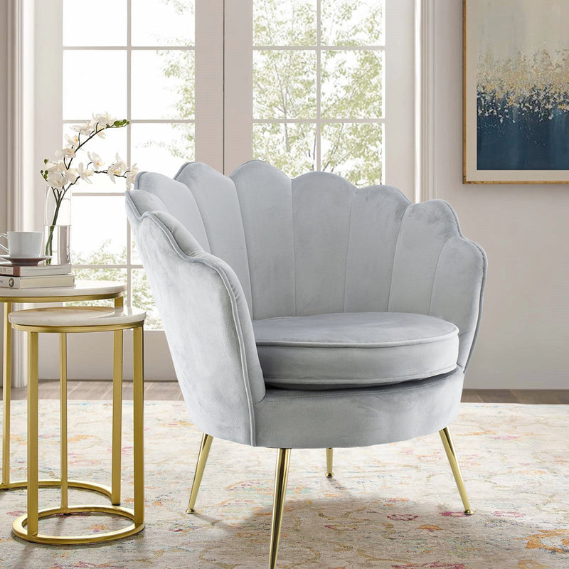 Poltrona Imbottita Schienale a Conchiglia in Velluto Piedi Oro Grigio