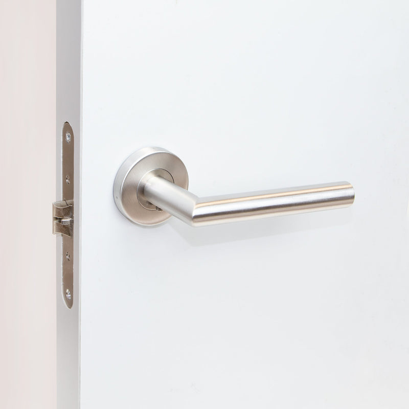 Maniglie per Porta da Interno con Rosetta Ø53 mm Modello L Recta Acciaio Nickel Satinato. Emuca