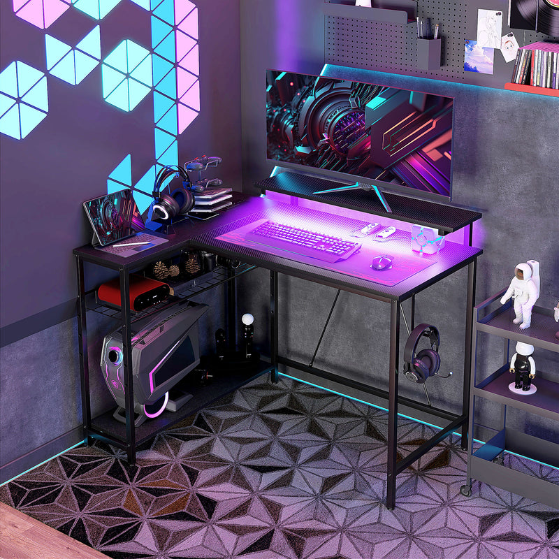 Scrivania Angolare Reversibile LED integrati Prese USB Ripiani e Supporto Monitor Nero 