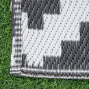 Tappeto da Esterno Reversibile 182x274 cm con Fantasia Geometrica Nero e Bianco   