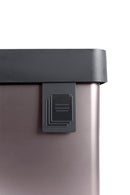 Pattumiera Alta 54L Interno Esterno Keter Verto Recycle 43,5x26,5x68,7 cm con Bordo Copri Sacco in Plastica Rosa Perla      