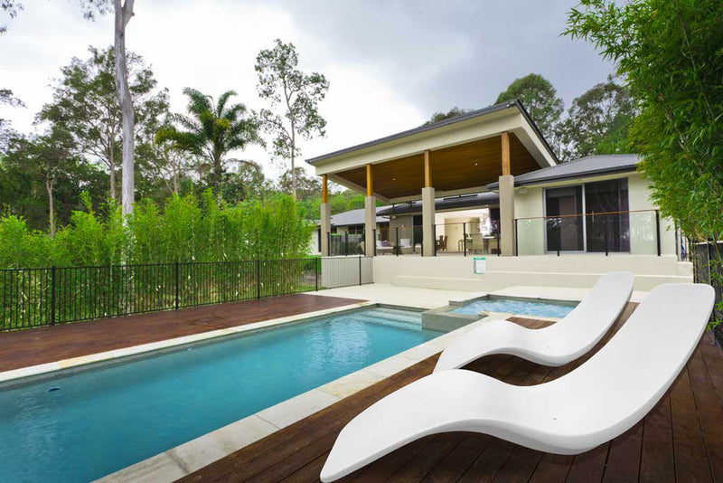 Lettino Chaise Longue da Giardino 154x63x62 cm in Vetroresina Sined  Antares Bianca