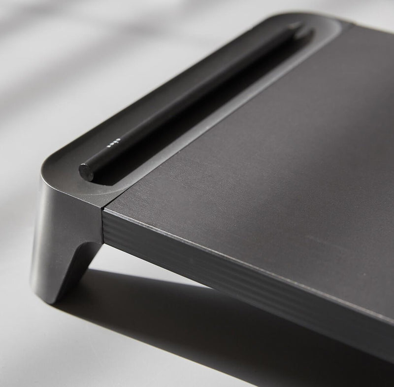 Supporto Monitor da Scrivania 56x20x5,7 cm con Base di Ricarica Wireless in MDF e Plastica Nero