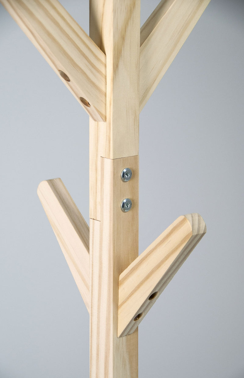 Appendiabiti su base in legno con lettera e pomolo – Nuvole di Legno